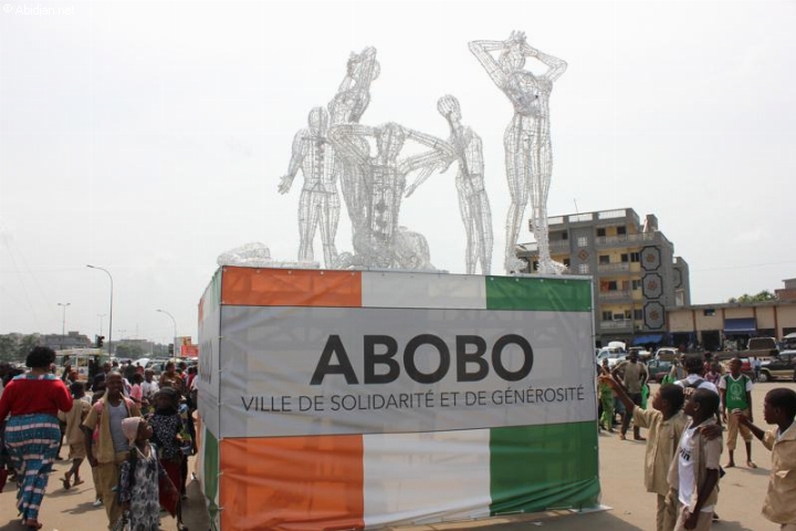 Des élèves Contemplant les statuts lumineuses en hommage aux 7 femmes tuées à Abobo pendant la guerre 